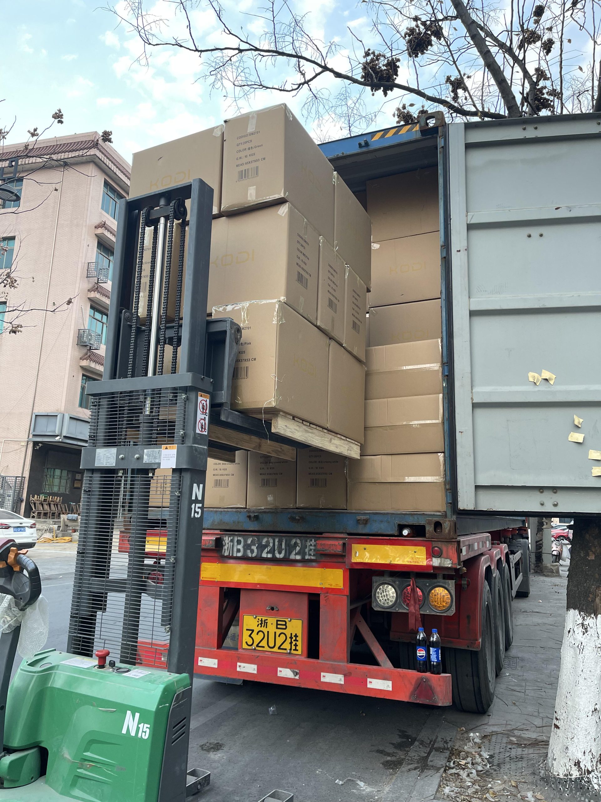 Sofa container loading at QIANTONG factory